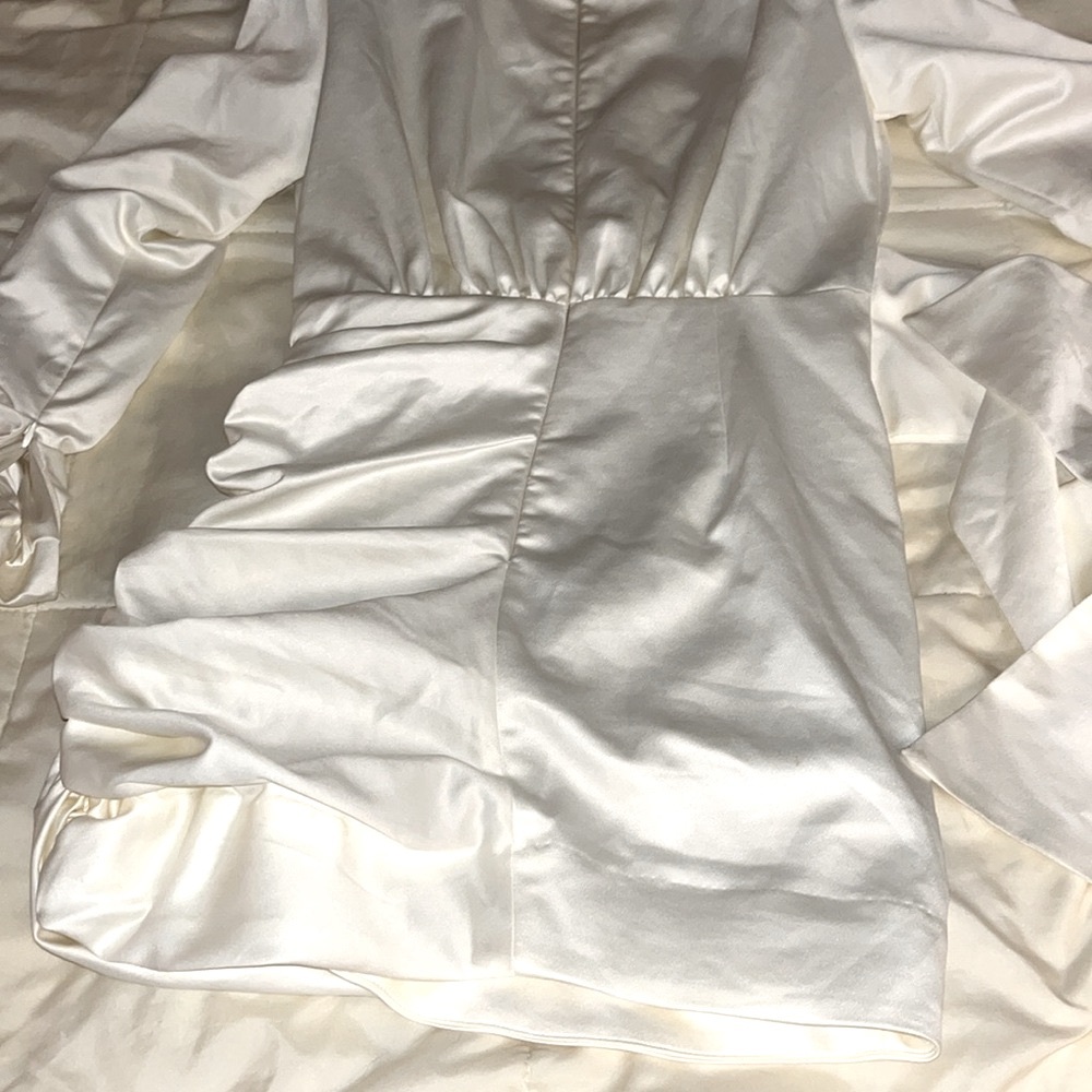 House of CB 'loana' Ivory Draped Satin Dress.
Size medium. - Picture 11 of 11
